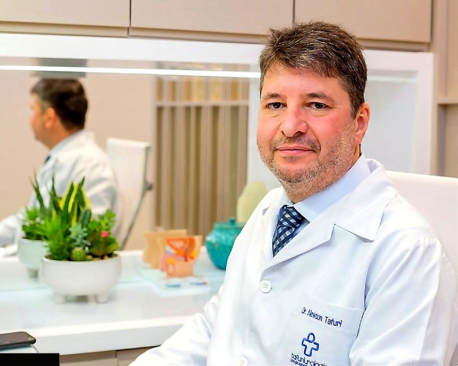 Dr. Newton Tafuri no consultório